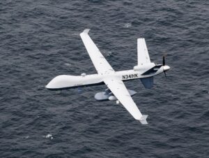 Μη επανδρωμένο αεροσκάφος MQ-9B SeaGuardian σε πτήση πάνω από τον Ειρηνικό Ωκεανό