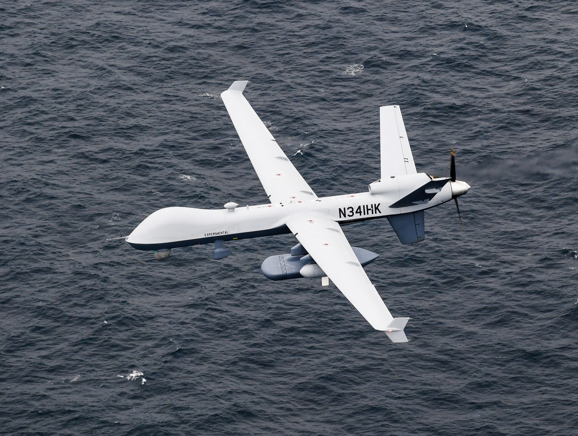 Μη επανδρωμένο αεροσκάφος MQ-9B SeaGuardian σε πτήση πάνω από τον Ειρηνικό Ωκεανό