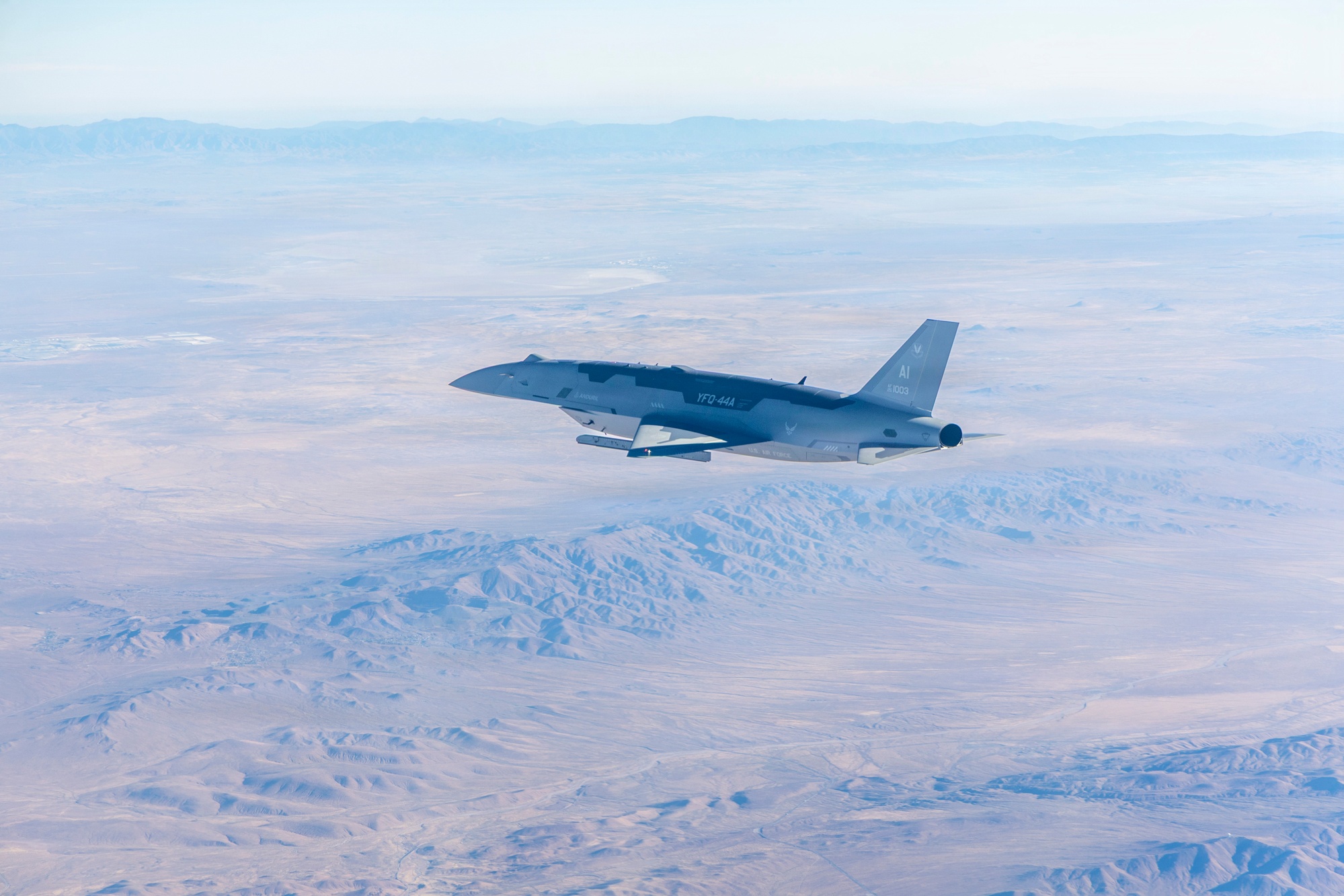 Μη επανδρωμένο μαχητικό YFQ-44A Fury σε πτήση πάνω από την έρημο Μοχάβι